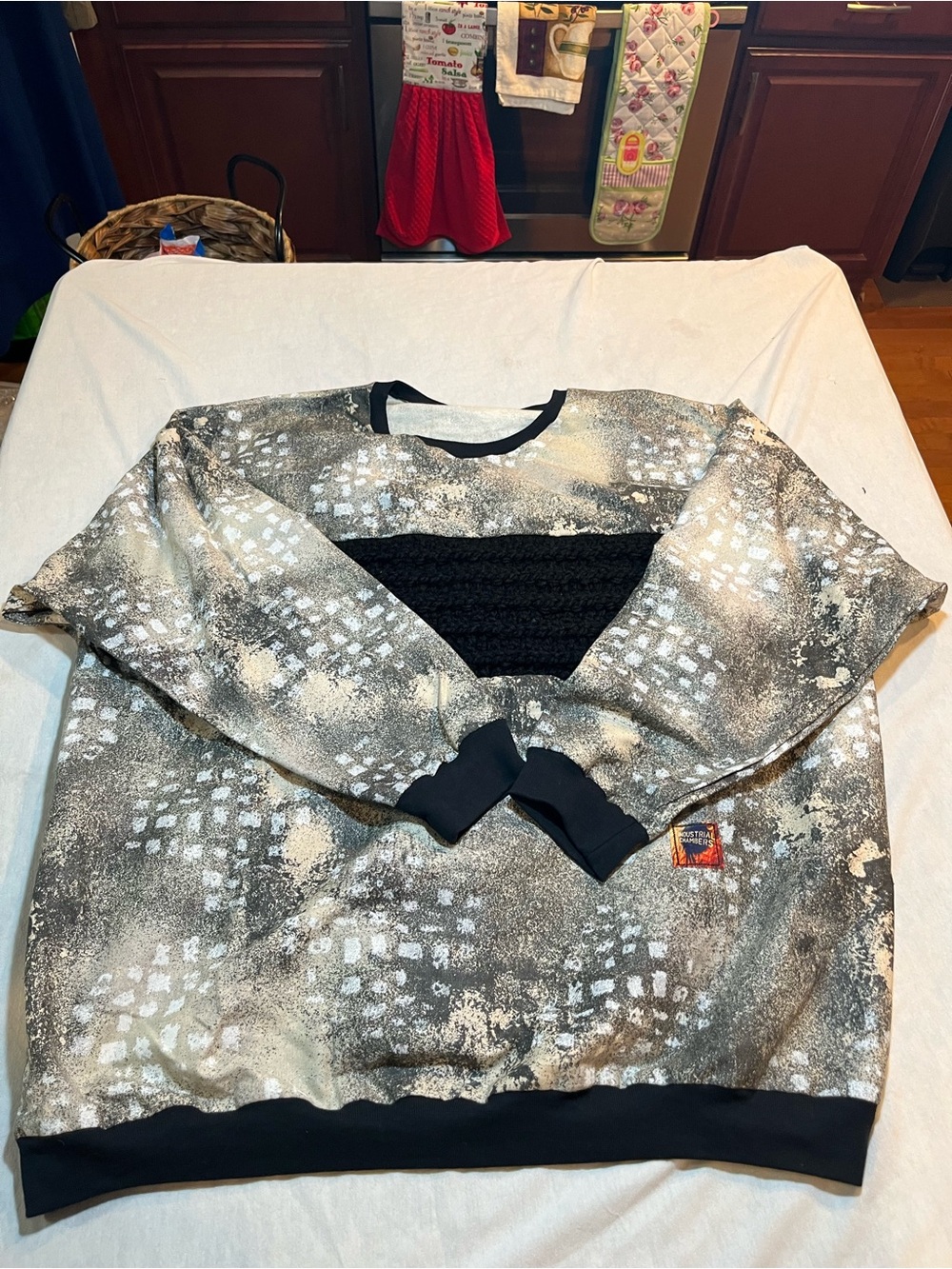 Men's Abstract Pattern Crewneck Sweater in Black and Gray unbranded see below